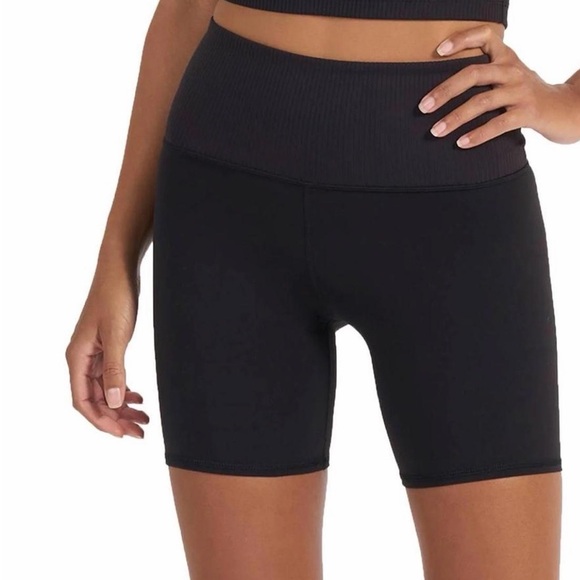Vuori Women's Black ribbed Bike Shorts - Picture 2 of 6